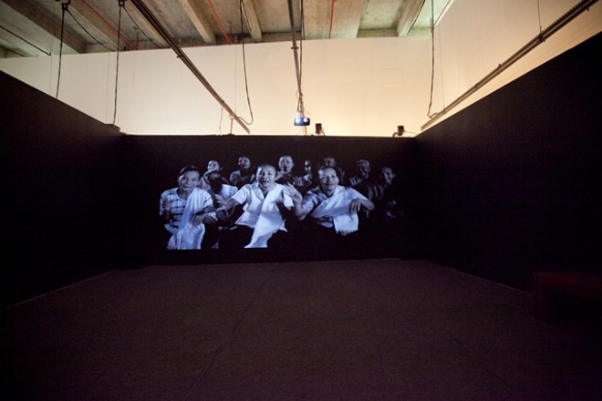 Shirin Neshat, ícone da arte iraniana, traz vídeo onde idosos fazem declarações de amor uns aos outros em meio as canções de iam, executada em rituais de casamentos |