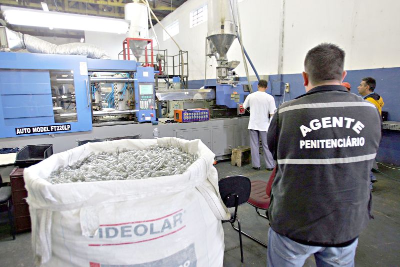 Presos trabalham na Colônia Penal Agrícola, em Piraquara: três dias de trabalho reduzem um dia da pena | Ivonaldo Alexandre/ Gazeta do Povo