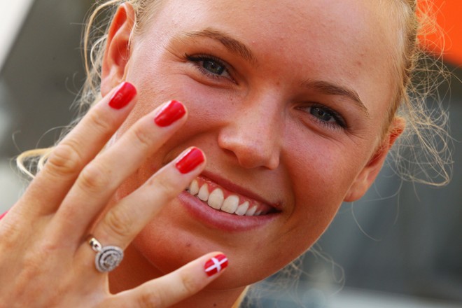 A tenista dinamarquesa Caroline Wozniacki pintou as unhas das cores do seu país | 