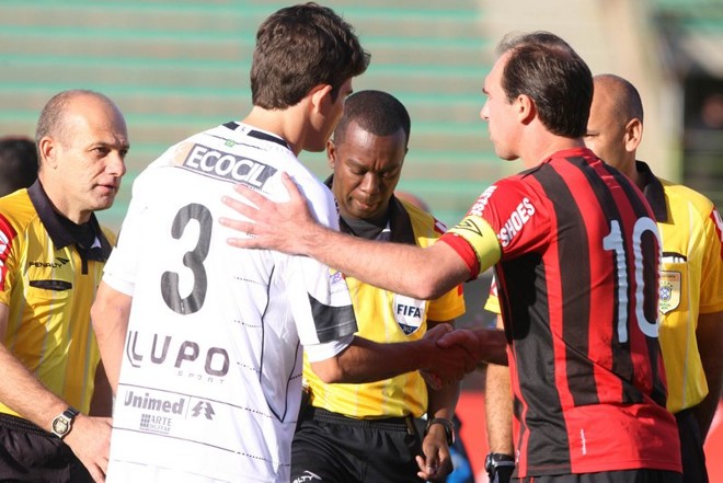 Pré-jogo: vitória era fundamental para as duas equipes, que beiravam as últimas posições | 