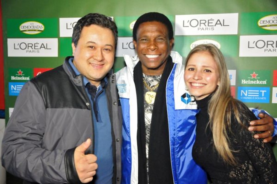Neguinho da Beija Flor foi a principal atração do segundo dia do Carnaval de Inverno do bar Aos Democratas, na terça-feira. O sambista foi recebido por Leandro Teixeira, um dos sócio da casa, e sua mulher, Amanda Dourado | Priscilla Fiedler