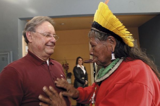 O cacique Raoni Metuktire faz uma pajelança no ex-presidente da Fiep Rodrigo da Rocha Loures, durante visita à Nutrimental, ontem à tarde. Raoni ganhou um exemplar do livro Sustentabilidade Revisitada, que Rocha Loures acaba de lançar |