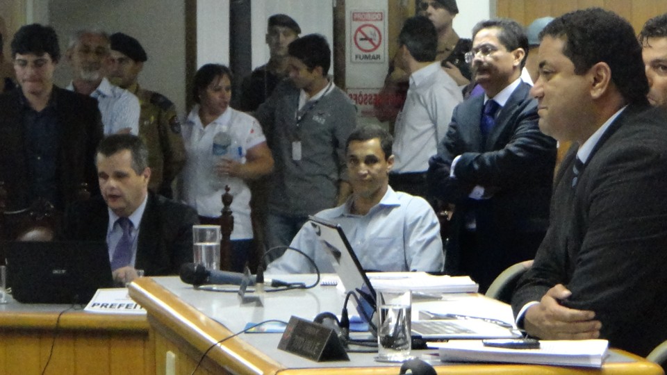 Prefeito Barbosa Neto chegou ao plenário da Câmara por volta das 19h35 | Fábio Luporini / Jornal de Londrina