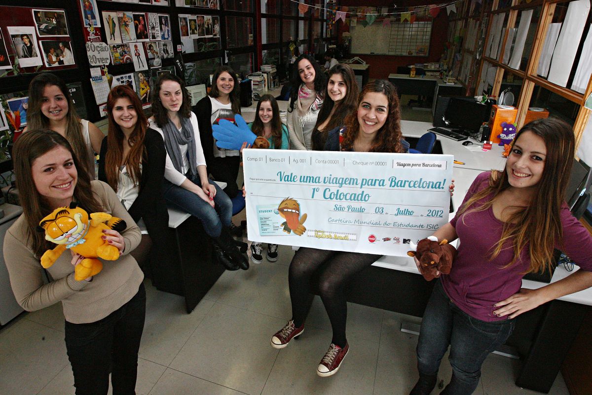 A equipe vencedora contou com o apoio de alunos dos cursos de Jornalismo, Publicidade e Design | Felipe Rosa / Gazeta do Povo