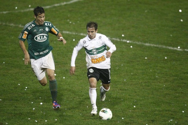 Everton Ribeiro conduz a bola marcado pelo palmeirense Betinho | 