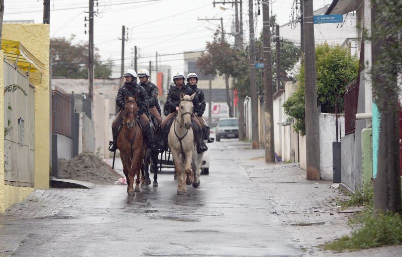 Policiais fazem ronda nas ruas da CIC: curitibanos cobram mais presença física da polícia | Jonathan Campos/ Gazeta do Povo