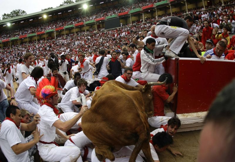 Touro avança sobre grupo durante Festa de São Firmino, em Pamplona, na Espanha | REUTERS/Joseba Etxaburu