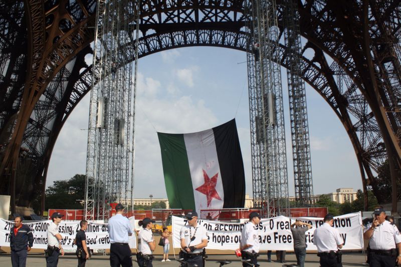 Um pequeno grupo de militantes da associação "França Síria Democracia" chegou ao pé do monumento emblemático da França | AFP PHOTO/ AREVALO