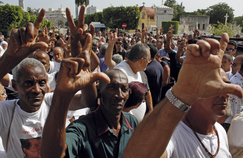Manisfestantes acompanham o funeral do opositor cubano, realizado em Havana | Reuters