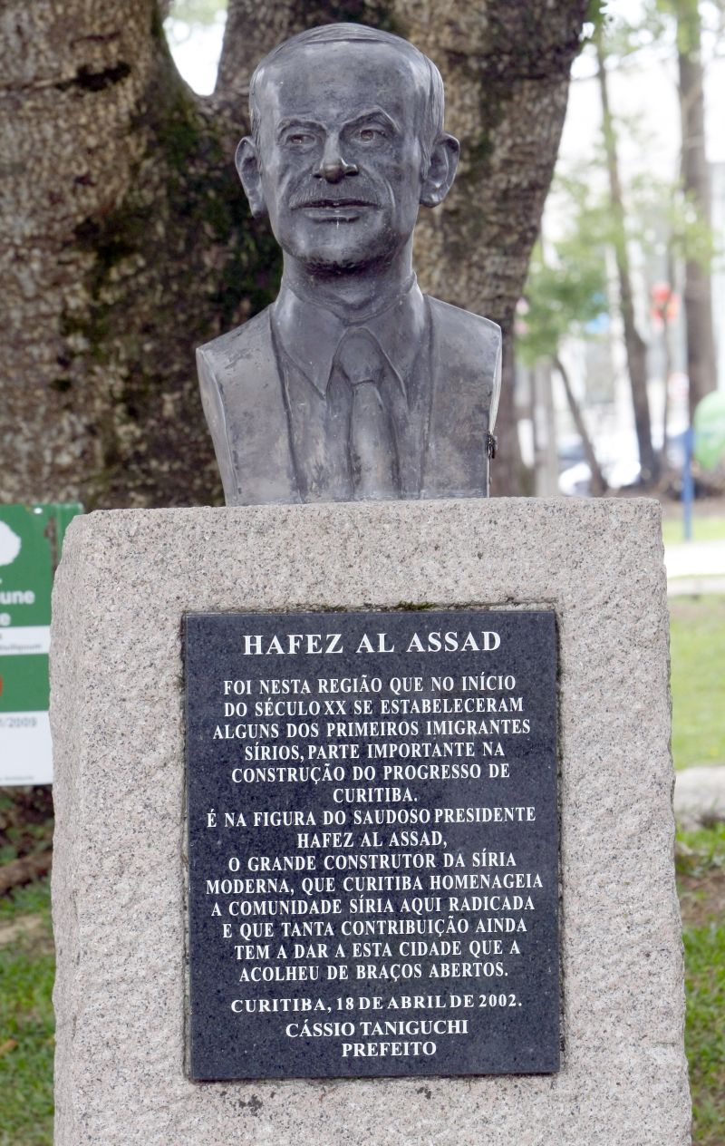 Busto de Hafez Assad, pai de Bashar, na Praça Desembargador Armando Carneiro, no bairro do Portão, em Curitiba | Aniele Nascimento/Gazeta do Povo
