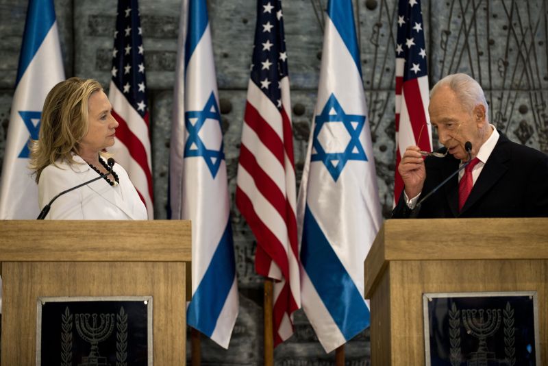 Secretária de Estados dos EUA, Hillary Clinton, se encontra com presidente israelense Shimon Peres | AFP PHOTO/POOL/Brendan SMIALOWSKI