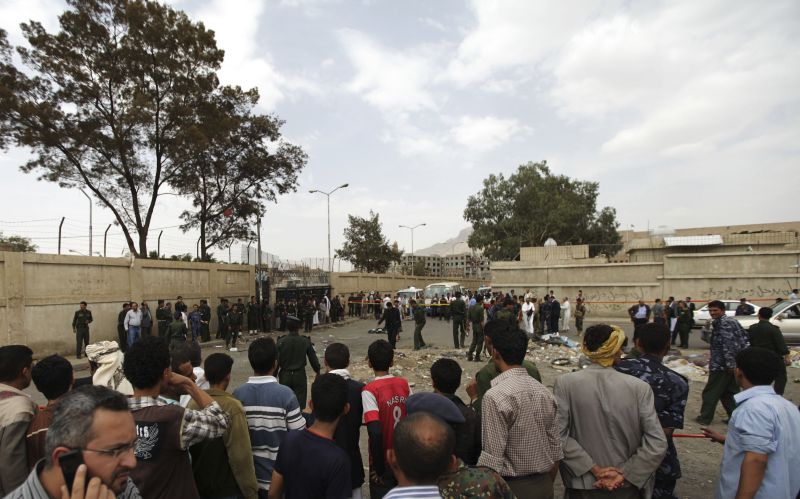 Pessoas de aglomeram em frente à academia de polícia no Iêmen, onde homem-bomba matou 22 pessoas | REUTERS/Mohamed al-Sayaghi