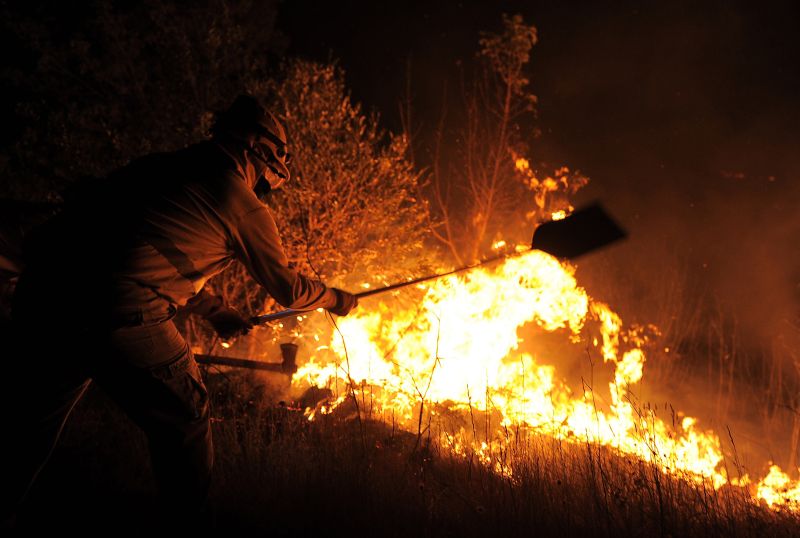 Bombeiros tentam controlar o incêndio florestal que atinge o nordeste da Espanha | AFP