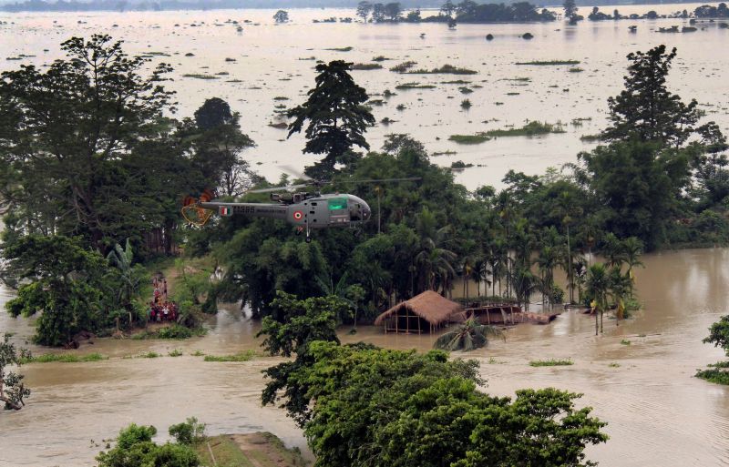 Força Aérea Indiana manda helicóptero para áreas afetadas pela chuva em Assam | AFP PHOTO/PIB