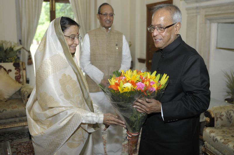 Ex-presidente da Índia Pratibha Patil (à esquerda)entrega flores ao presidente eleito Pranab Mukherjee durante posse nesta quarta-feira | REUTERS/Indias Presidential Palace/Handout