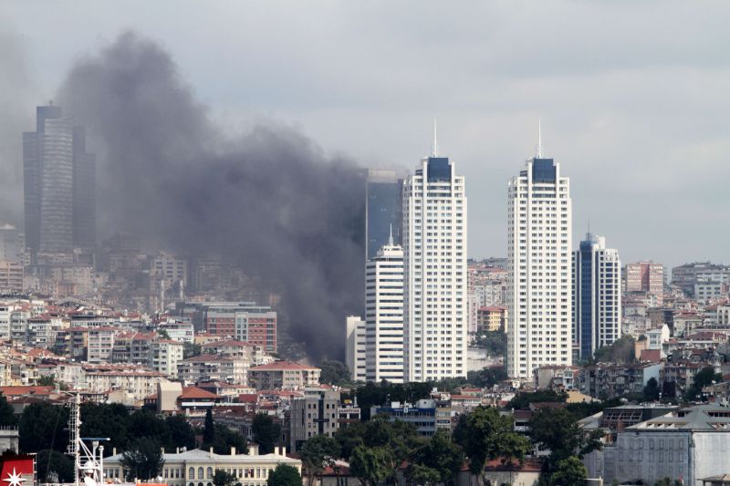 Fumaça sai do alto de uma torre residencial em chamas em Istambul, na Turquia | AFP PHOTO/SAYGIN SERDAROGLU