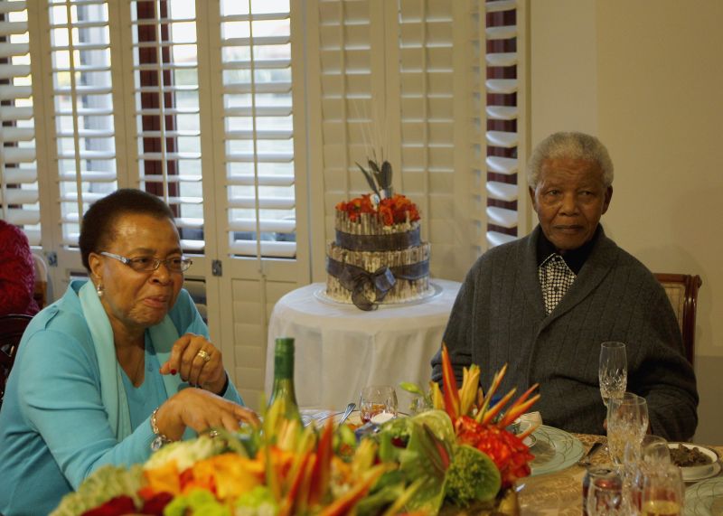 Ex-presidente da África do Sul, Nelson Mandela, comemora aniversário ao lado da mulher Graca Macel em sua casa | REUTERS/Siphiwe Sibeko