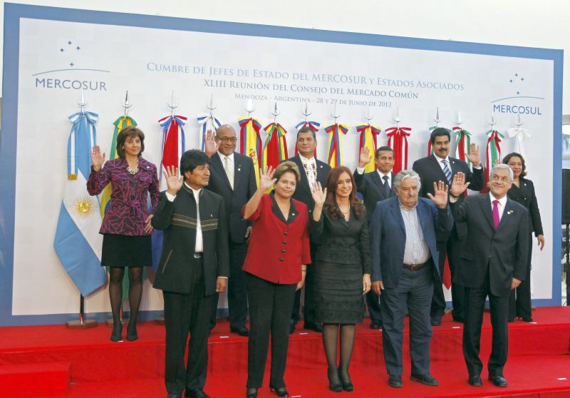Líderes sul-americanos posam no final da reunião em Mendoza, que decidiu pela entrada da Venezuela no Mercosul | Juan Mabromata/AFP