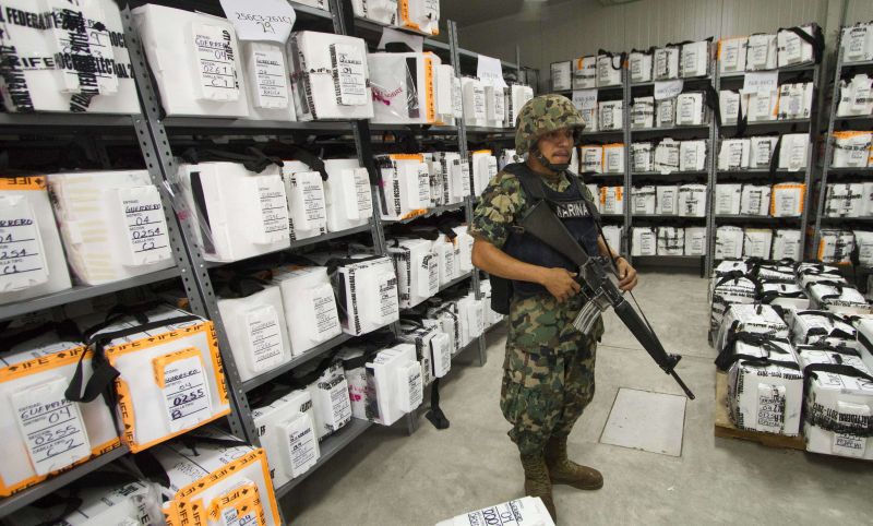 Soldado faz segurança do local onde estão armazenadas as cédulas eleitorais em Acapulco, no México. País anunciou a recontagem de metade dos votos da última eleição presidencial | Pedro Pardo/AFP