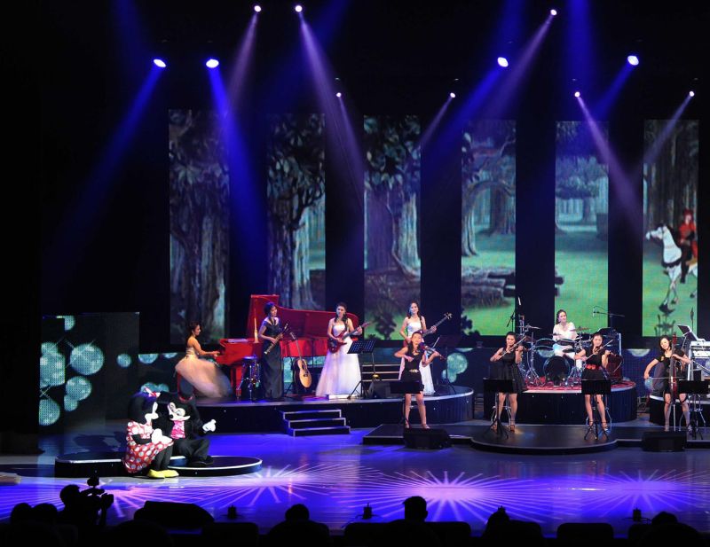 Personagens da Disney, Mickey e Minnie, aparecem em apresentação de música na Coreia do Norte | AFP PHOTO / KCNA via KNS