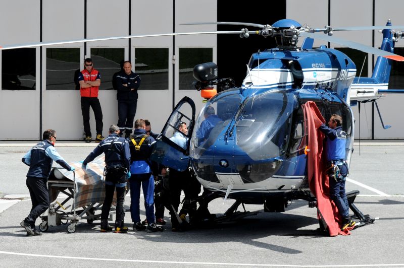 Vítimas da avalanche do Mont Blanc são resgatadas por helicóptero em Chamonix, nos alpes franceses | AFP PHOTO / JEAN-PIERRE CLATOT