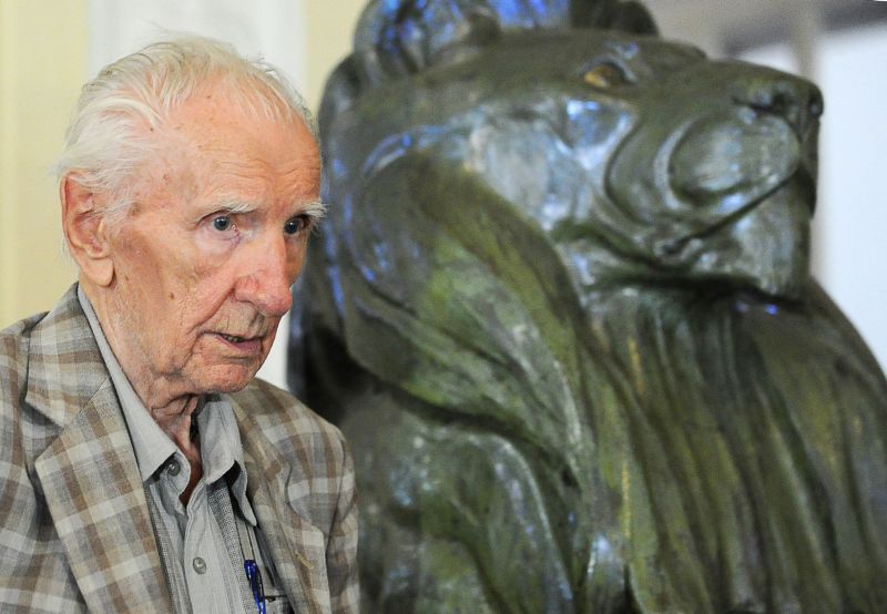 Laszlo Csatary deixa a corte em Budapeste nesta quarta-feira. Ele foi preso nesta manhã | AFP PHOTO / ATTILA KISBENEDEK