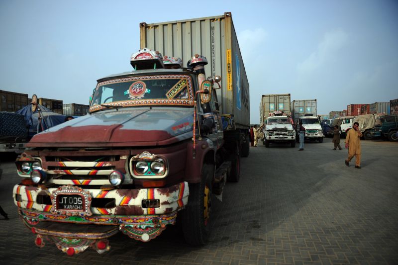 Caminhões carregando suprimentos para as tropas da Otan passam por território do Paquistão | AFP PHOTO / ASIF HASSAN