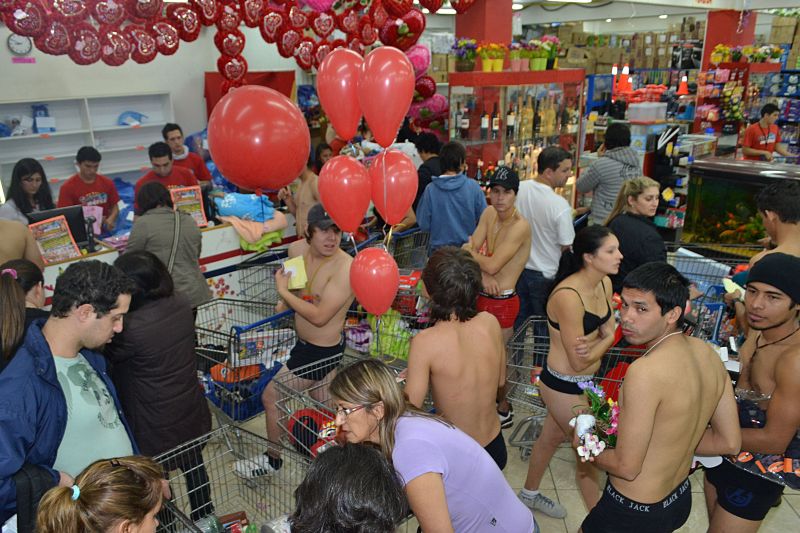 Clientes com roupas íntinas participam de promoção em Ciudad del Leste, no Paraguai | AFP PHOTO/ JOSE ESPINOLA