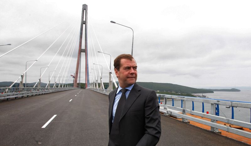 Primeiro-ministro russo Dmitry Medvedev caminha sobre a ponte estaiada de Vladivostok, inaugurada nesta segunda | FP PHOTO/ RIA-NOVOSTI/ POOL / DMITRY ASTAKHOV