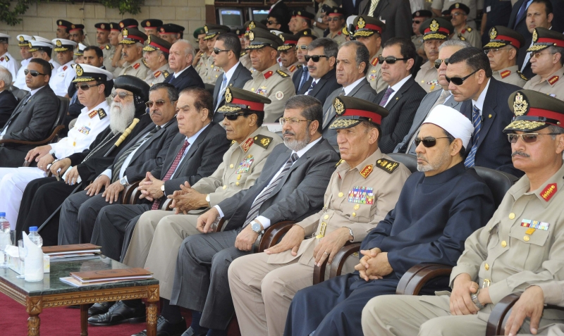 Presidente egípcio Mohamed Mursi (o 4º da dir. para a esq.) tenta impedir que os militares controlem a redação da Constituição | Reuters