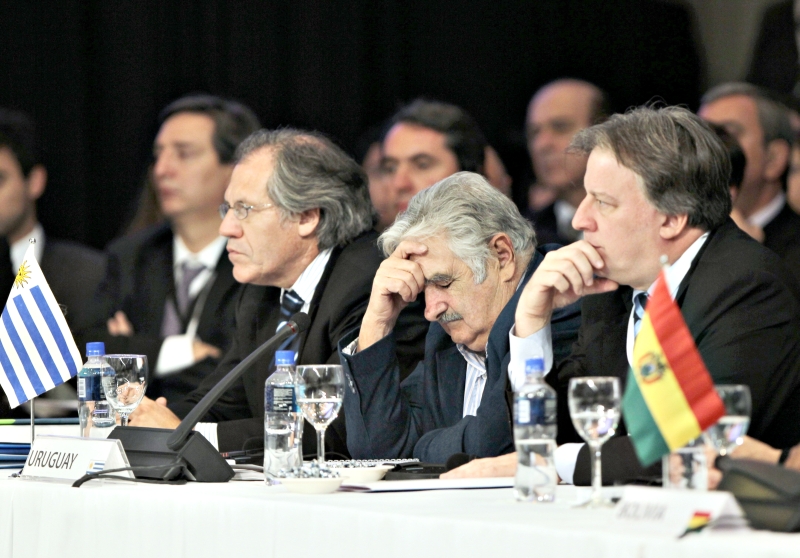O presidente do Uruguai, José Mujica (centro), com ministros durante encontro do Mercosul, em Mendoza, onde foi decidida a entrada da Venezuela no bloco | Leo la Valle/Efe