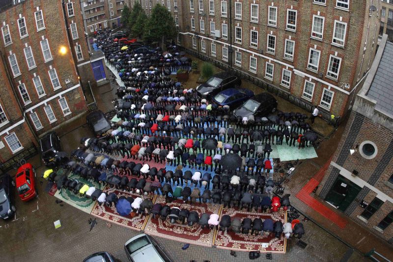 Muçulmanos fazem orações durante o primeiro dia do Ramadã em mesquita de Londres | REUTERS/Chris Helgren