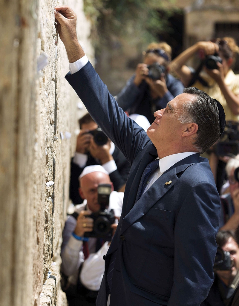 Mitt Romney visitou o Muro das Lamentações e reforçou o tradicional apoio dos EUA a Israel em seu possível governo | Menahem Kahana/AFP