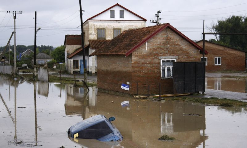 Estragos provocados pela chuva na vila de Novoukrainsk, no Sul da Rússia: dezenas de pessoas já morreram em decorrência das inundações | REUTERS/Vladimir Anosov