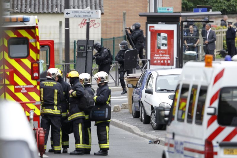 Polícia especial cerca escola de Vitry, nos arredores de Paris, onde pai de aluno foi mantido refém | REUTERS/Charles Platiau