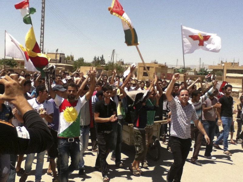 Manifestantes protestam contra o presidente sírio Bashar al-Assad, em Al-Hasakah | Reuters