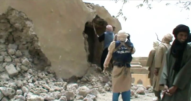 Imagem de vídeo mostra islamitas destruindo entrada da mesquita de Timbuktu no domingo | AFP PHOTO