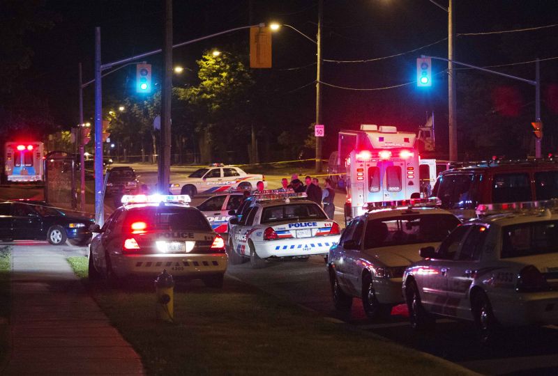 Viaturas policiais chegam a casa em Toronto onde duas pessoas foram mortas durante um churrasco | REUTERS/Mark Blinch