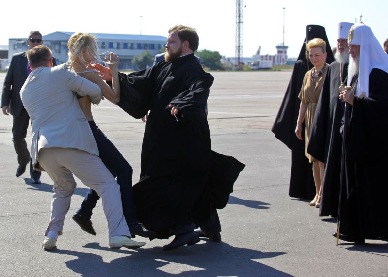 Ativista seminua da Femen protesta contra a visita de membros da Igreja Ortodoxa russa à Ucrânia | AFP PHOTO/INNA SOKOLOVSKAYA