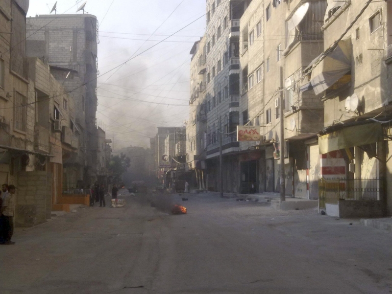 Rua na periferia de Damasco. Violência chega à capital síria e transforma bairros em cenário de guerra | Shaam News Network/Reuters