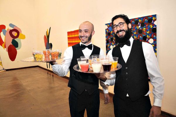 Os artistas plásticos Fernando Franciosi (à esq.) e André Mendes atacaram de garçons na abertura de suas exposições no Museu de Arte Contemporânea, na quinta-feira. A ideia da performance foi da própria dupla | Kraw Penas