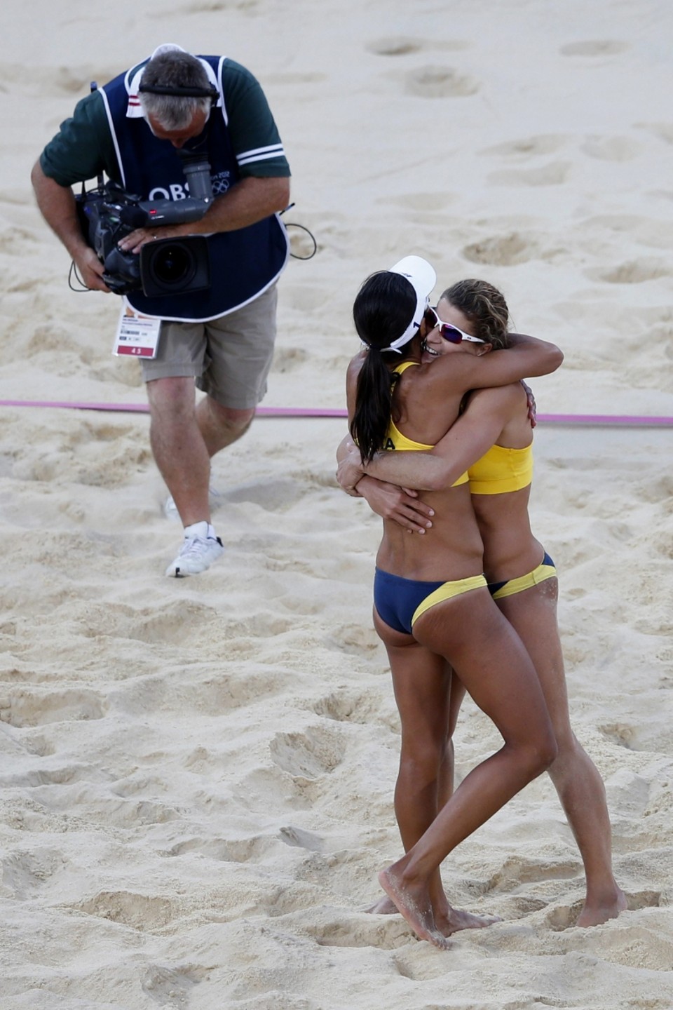Juliana e Larissa se abraçam após a virada sobre as chinesas e a medalha olímpica inédita assegurada | Javier Lizón/ EFE