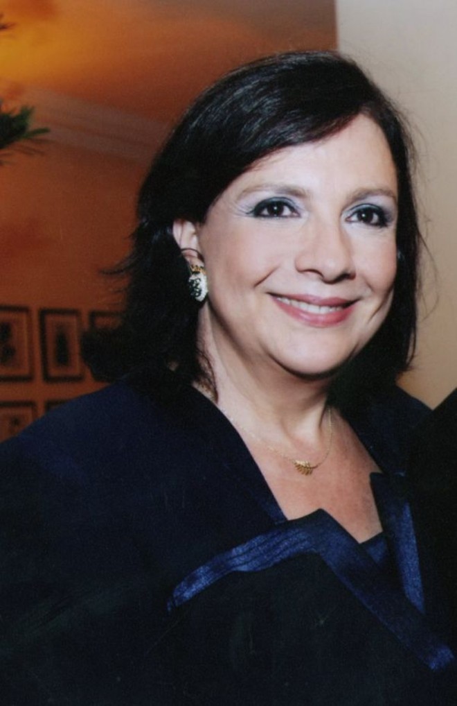 Londrinense, que marca o Copacabana Palace com sua aplaudida competência de diretora de Relações Públicas do tradicionalíssimo cartão de visitas da hotelaria carioca, Claudia Fialho circulou dias atrás pelo seu querido berço natal |