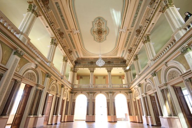 Antes da abertura do local, será preciso restaurar a pintura artística interna |