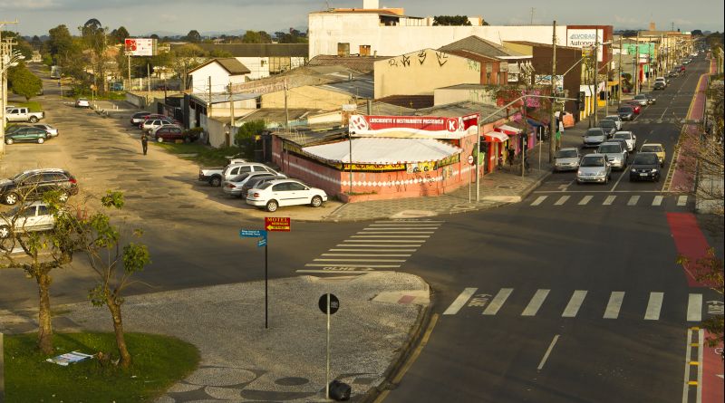 Uma esquina e duas realidades distintas na Regional Boqueirão: ruas renovadas ao lado de vias remendadas | Antônio Costa/ Gazeta do Povo