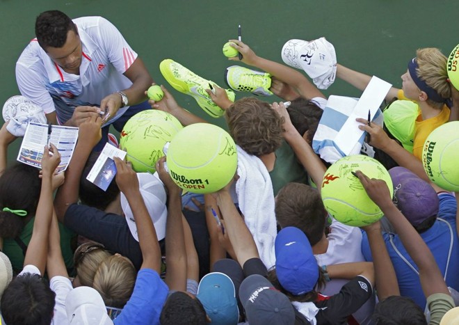 Tsonga dá autógrafos após boa estreia no US Open |