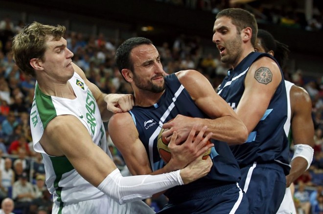 Splitter disputa bola com Ginobili; Argentina levou a melhor nas quartas de final | 