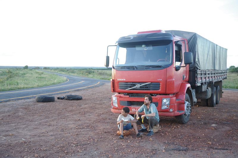 Duda (Vinícius Nascimento) e João (João Miguel) cruzam o país de caminhão fugindo de seus fantasmas | Divulgação