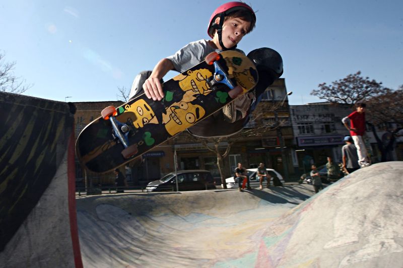 A Praça do Gaúcho, no bairro São Francisco, é frequentada por adultos e crianças, como Eduardo Piccione, de 11 anos | Felipe Rosa/ Gazeta do Povo