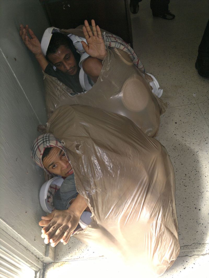 Ao rasgar o plástico, a surpresa: havia gente dentro dos sacos | Divulgação/Polícia Civil